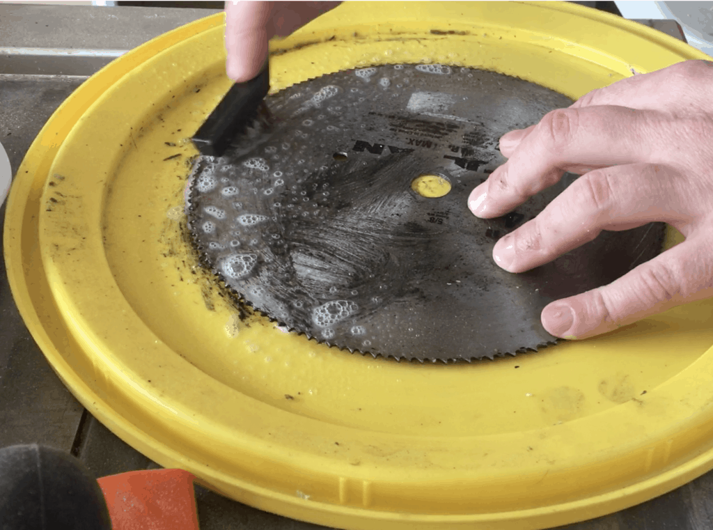 Cleaning the Saw Blade